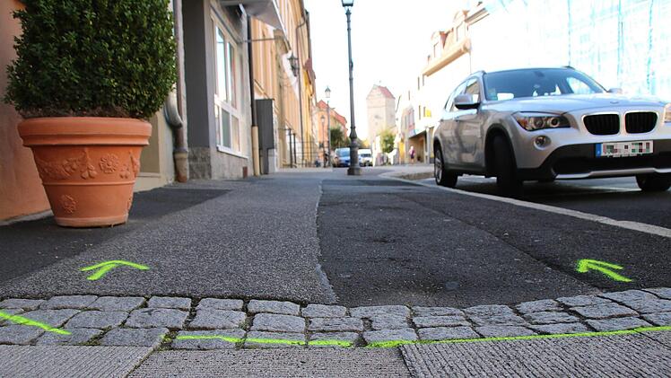 Die Gehwege sind schon gekennzeichnet, am Mittwoch beginnen die Arbeiten. Thomas Malz