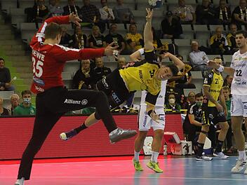Kreisläufer Justin Kurch springt spektakulär in den Leipziger Kreis, ein Treffer blieb dem Coburger Neuzugang allerdings verwehrt. Foto: Iris Bilek