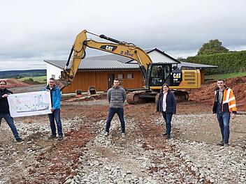 Spatenstich für die Gestaltung der Außenanlage am "Haus für Alle" in Langenleiten. Das Bild zeigt von links: Julian Metz (Planungsbüro Glanz), Michael Manger (Amt für Ländliche Entwicklung), André Keßler (Mitglied im Stiftungsvorstand), Bürgermeisterin Sonja Reubelt und Bauleiter Alexander Arnold (Zehe Bau, Premich).  Foto: Marion Eckert