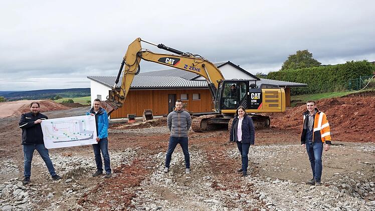 Spatenstich für die Gestaltung der Außenanlage am "Haus für Alle" in Langenleiten. Das Bild zeigt von links: Julian Metz (Planungsbüro Glanz), Michael Manger (Amt für Ländliche Entwicklung), André Keßler (Mitglied im Stiftungsvorstand), Bürgermeisterin Sonja Reubelt und Bauleiter Alexander Arnold (Zehe Bau, Premich).  Foto: Marion Eckert
