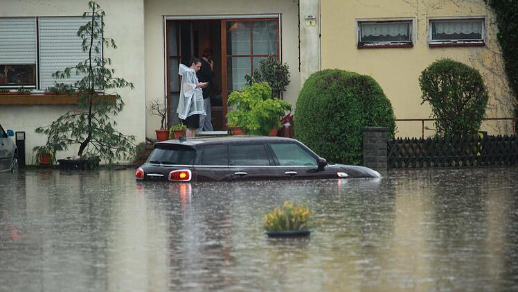 Komplettes Möbelhaus nach heftigem Regen von Wasser umzingelt: Feuerwehr bereitet sich auf weitere Unwetter vor
