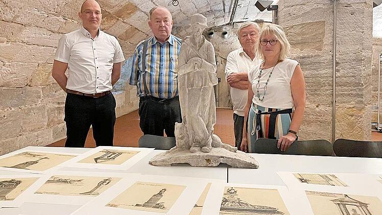 Sie präsentieren die entdeckten Schätze (v. l.): Alexander Leisgang (Großneffe des Künstlers Georg Leisgang), Dieter George (Heimatpfleger und Vorsitzender des Heimatvereins), Dietmar Beyer (Schatzmeister des Heimatvereins) und Susanne Fischer (L...