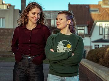 Juliet Dumon (Charlotte De Bruyne, links) versteht sich gut mit ihrer Nichte Chlo&eacute; (Amber Naert). Noch ahnt sie nicht, dass die Jugendliche Probleme in der Schule hat ...