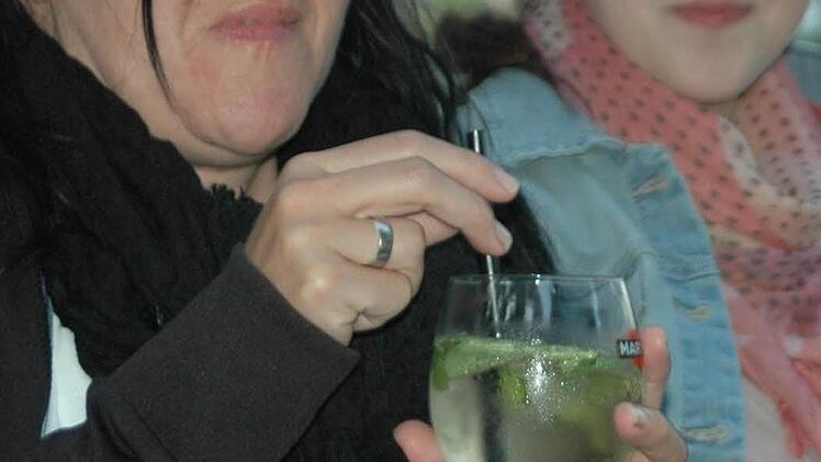 Die Musik und ein Cocktail genießen, wie Josefa und Katharina Engel (von links) - einfach schön.