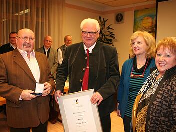 Hans Koch (links) ist der neu ernannte Träger der Bürgermedaille Hemhofen. Im Bild mit Bürgermeister Joachim Wersal, Zweiter Bürgermeisterin Barbara Stark-Irlinger und Kochs Ehefrau Evi (von links) Foto: Evi Seeger