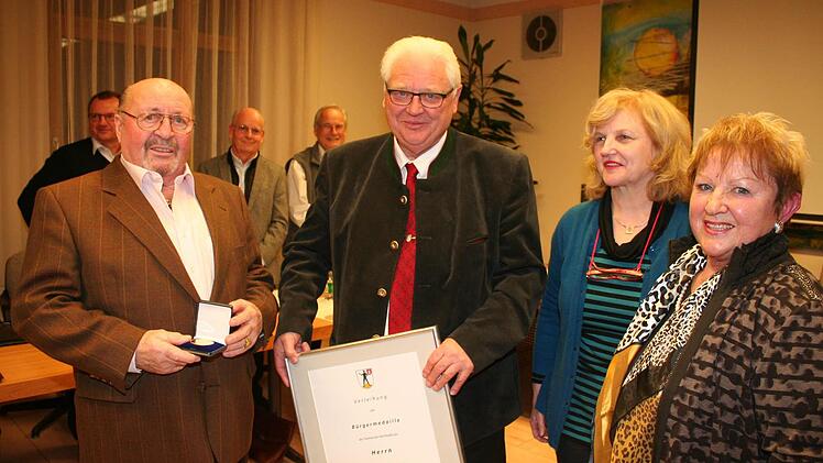 Hans Koch (links) ist der neu ernannte Träger der Bürgermedaille Hemhofen. Im Bild mit Bürgermeister Joachim Wersal, Zweiter Bürgermeisterin Barbara Stark-Irlinger und Kochs Ehefrau Evi (von links) Foto: Evi Seeger