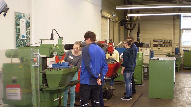 Bei der Hans Weber Maschinenfabrik GmbH in Kronach arbeiteten die Mädchen in der Lehrwerkstatt.