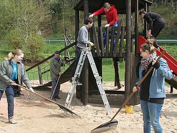 Bei der Generalüberholung des Spielplatzes helfen die Wartenfelser Feuerwehr und der Frankenwaldverein zusammen. Nicht auszudenken, was an ehrenamtlichen Engagement fehlen würde, gäbe es die Vereine nicht mehr. Foto: Sonja Adam