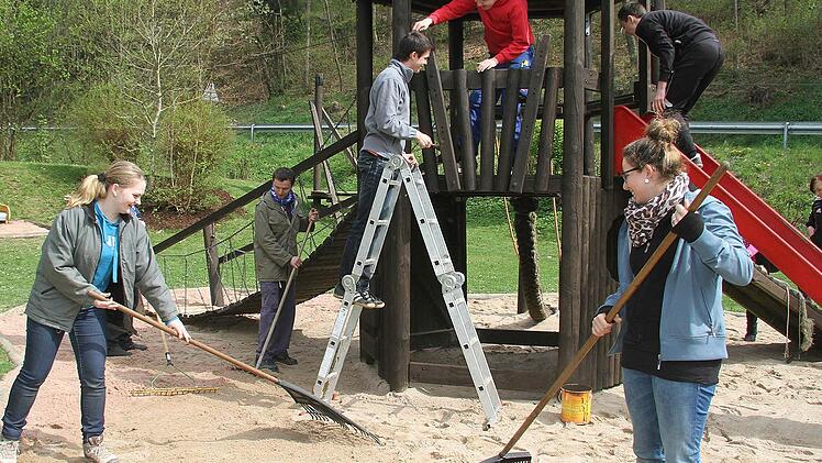 Bei der Generalüberholung des Spielplatzes helfen die Wartenfelser Feuerwehr und der Frankenwaldverein zusammen. Nicht auszudenken, was an ehrenamtlichen Engagement fehlen würde, gäbe es die Vereine nicht mehr. Foto: Sonja Adam