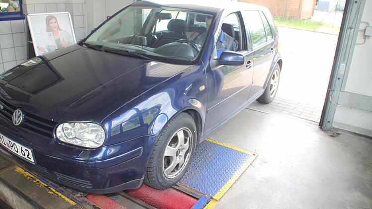 Zunächst geht es auf den Rollenprüfstand.