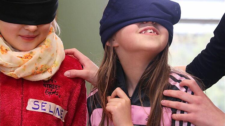 "Ich habe Vertrauen zu den Gymnasiasten", sagt Grundschülerin Selina, als ihr die Augen verbunden werden.