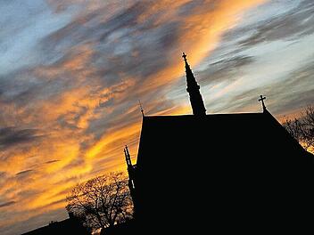 Im Sonnenuntergang wirkt der Himmel über der Ritterkapelle besonders. Das Bild passt zum Motto des Kirchenjubiläums.  Foto: René Ruprecht