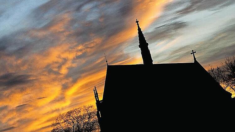 Im Sonnenuntergang wirkt der Himmel über der Ritterkapelle besonders. Das Bild passt zum Motto des Kirchenjubiläums.  Foto: René Ruprecht