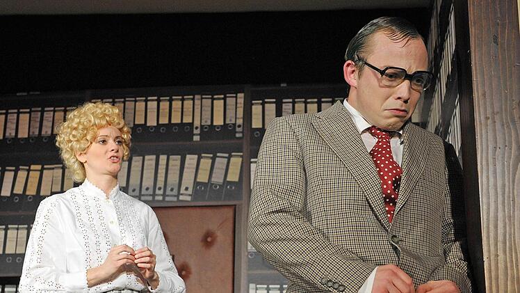 Szene aus dem Heinz-Erhardt-Abend des Coburger Landestheaters mit Eva Marianne Berger und Ingo Paulick.Foto: Andrea Kremper