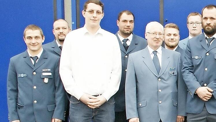 Insgesamt fast 20 0000 ehrenamtliche Stunden leisteten die aktiven Helfer des THW-Ortsverbandes Haßfurt. Besonders langjährige und verdiente wurden bei der Weihnachtsfeier durch den Geschäftsstellenleiter Curd Mohr (5. von rechts) und den Ortsbeauftragten Christian Günter (rechts) geehrt.