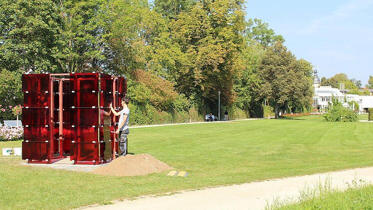 Der Glaskubus im Rosengarten wird aufgestellt. Foto: Ulrike Nauer