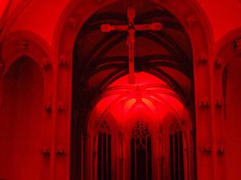 Mit besonderen Farben und leiser Musik lud die Ritterkapelle bei der Nacht der offenen Kirchen zum Innehalten ein. Fotos: Sabine Weinbeer