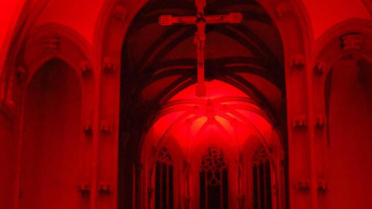 Mit besonderen Farben und leiser Musik lud die Ritterkapelle bei der Nacht der offenen Kirchen zum Innehalten ein. Fotos: Sabine Weinbeer