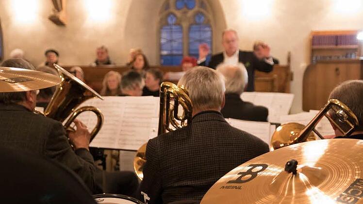 Szenen vom Neujahrskonzert in der Christuskirche mit Dekanatskantor Marius Popp (hinten) Foto: Mariell Dörrschmidt