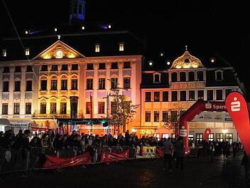 Stimmungsvolles Licht und viel Energie auf der Strecke: Das können die Besucher des 4. Sparkassen-NigthRun am Samstag in der Coburger Innenstadt erleben. Foto: Ulrike Annuszie