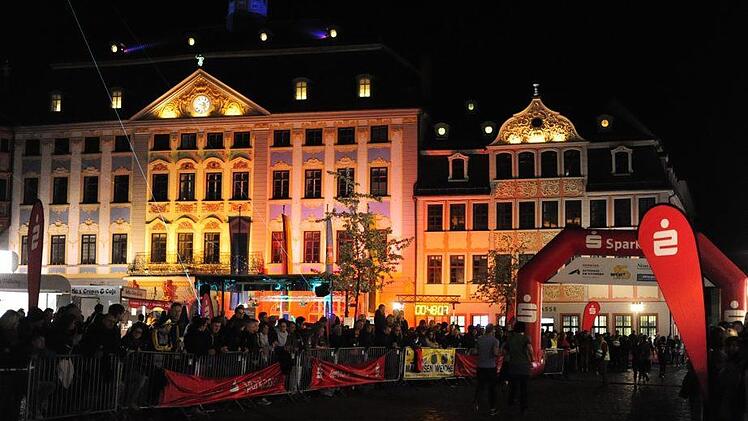 Stimmungsvolles Licht und viel Energie auf der Strecke: Das können die Besucher des 4. Sparkassen-NigthRun am Samstag in der Coburger Innenstadt erleben. Foto: Ulrike Annuszie