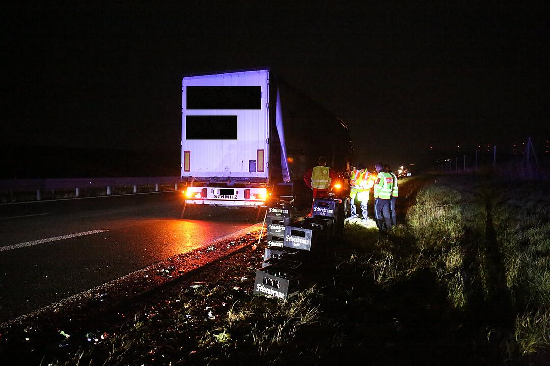 Oberfranken: Bierlaster verliert Ladung auf B173