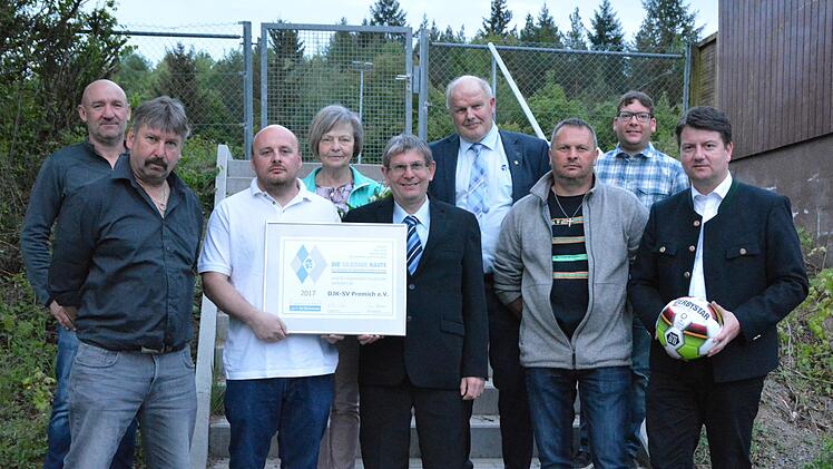 Mit einer besonderen Ehrung wurde der DJK-SV Premich bedacht: Er bekam vom Bayerischen Fußball-Verband die "Silberne Raute" überreicht von links: Thomas Edelmann (Vorsitzender), Gebhard Zehe (Vorsitzender), Christian Häfner (Ehrenamtsbeauftragter), Hannelore Antlitz, Kreis-Ehrenamtsbeauftragter Klaus Eisenmann, Rainer Lochmüller (Kreisvorsitzender Bayerischer Fußballverband), Udo Loibersbeck (Vorsitzender), Johannes Wehner (Vorsitzender), Sandro Kirchner (Landtagsabgeordneter). Björn Hein