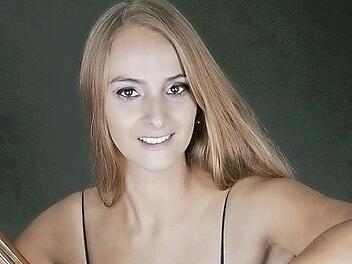 Harfenistin Feodora-Johanna Mandel läutet mit einem abwechslungsreichen und stimmungsvollen Programm am Sonntag, 9. Dezember, ab 17 Uhr in der alten Vogtei in Burgkunstadt die Adventszeit ein. Foto: PR