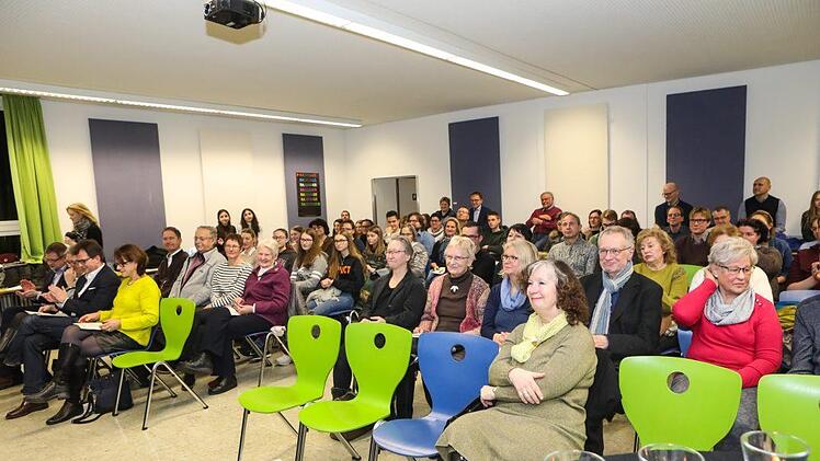 Viele Ehrengäste waren der Einladung der Schülerinnen gefolgt. Foto: Barbara Herbst
