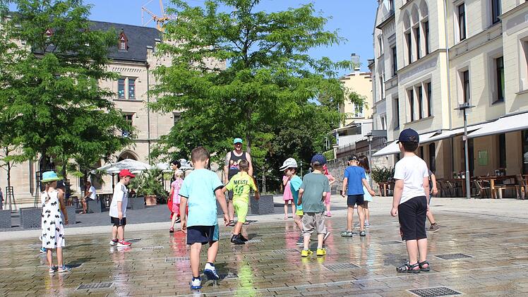 Erzieher Andreas Kehr ist mit seinen Sch&uuml;tzlingen zur Abk&uuml;hlung auf den Albertsplatz gekommen. Cindy D&ouml;tschel