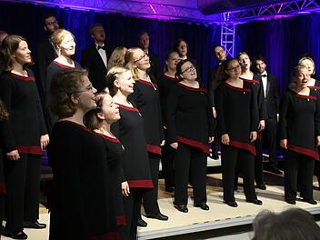 Menschen aus anderen Ländern bringen andere Musik: Der finnische Chor Dominante bei     seinem Auftritt in Neustadt. Carolin Herrmann