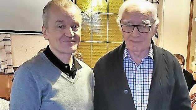 Für 70-jährige Vereinszugehörigkeit ehrte Vorsitzender Frank Strube (l.) Reinhold Schmitt.
