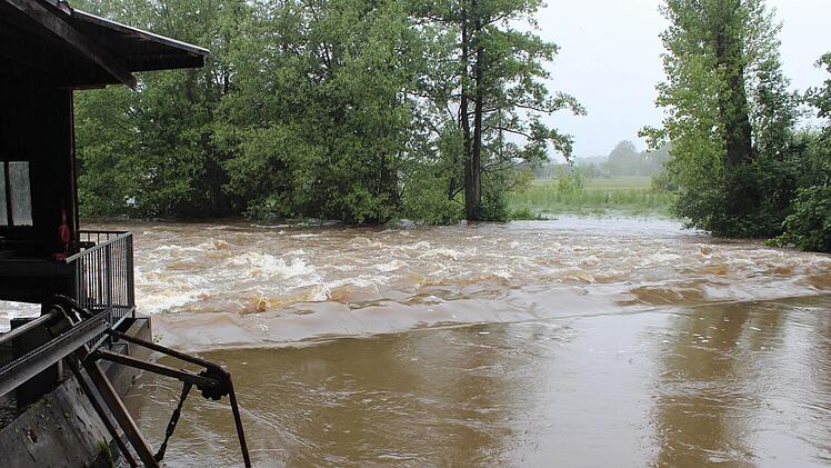 An der Stadtmühle rauschten die Wassermassen vorbei. Foto: Andreas Dorsch