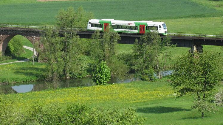 Zug der Erfurter Bahn auf dem Viadukt bei Elfershausen-Trimberg.