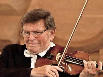 Mit seinem Johann-Strauß-Quintett gastierte der Geiger Jiri Preisinger zum Auftakt der diesjährigen Rathauskonzerte in Neustadt.Fotos: Jochen Berger