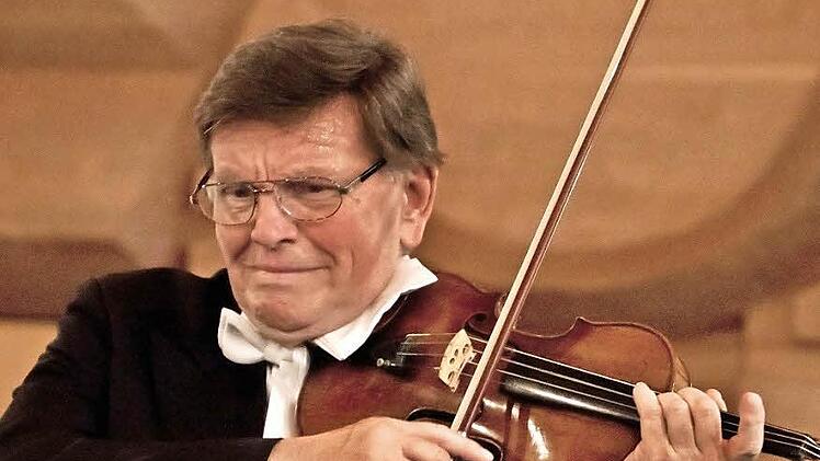 Mit seinem Johann-Strauß-Quintett gastierte der Geiger Jiri Preisinger zum Auftakt der diesjährigen Rathauskonzerte in Neustadt.Fotos: Jochen Berger