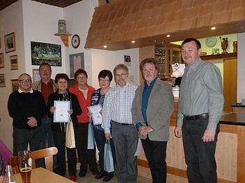 Ehrungen im VdK-Ortsverband Riedenberg: Vorsitzender Gerhard Zeier (von links), Bernd Gerhard, Maria Zeier Edith Fass, Rosi Nüchter, Dieter Zeier, Harry Mack und Bürgermeister Roland Römmelt.  Foto: VdK