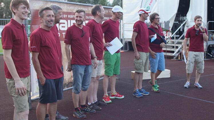 Viel Beifall gab es für das Organisationskomitee mit (von links) Felix Pfuhlmann, Ralf Köbrich, Ralf Steinhäuser, Joachim Stark, Schirmherrn Michael Ziegler, Uli Pfuhlmann, Matthias Pfuhlmann und Jens Witthüser.