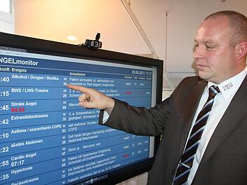 Geschäftsführer Sebastian Dresbach zeigt das Angel-System, das von der Information über Infarkt- und Schlaganfall- auf Trauma-Patienten erweitert werden soll. Im Bild oben holen sich die Mediziner Alexandra Rascher und Hassan Soda über das Schlaganfall-Netz Unterfranken eine Expertise von der Uni Würzburg. Fotos: Ralf Ruppert/Zentrum für Telemedizin