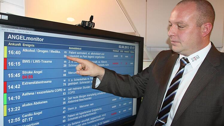 Geschäftsführer Sebastian Dresbach zeigt das Angel-System, das von der Information über Infarkt- und Schlaganfall- auf Trauma-Patienten erweitert werden soll. Im Bild oben holen sich die Mediziner Alexandra Rascher und Hassan Soda über das Schlaganfall-Netz Unterfranken eine Expertise von der Uni Würzburg. Fotos: Ralf Ruppert/Zentrum für Telemedizin
