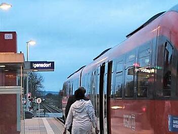Lieber mit Zug oder dem Auto zur Arbeit? Fotos: Jennifer Brechtelsbauer