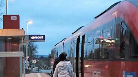 Lieber mit Zug oder dem Auto zur Arbeit? Fotos: Jennifer Brechtelsbauer