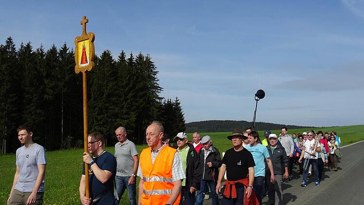 Auf den Höhen des Frankenwaldes pilgern die Wallfahrer der Pfarrei St. Thomas Wallenfels zur Gnadenmutter in Marienweiher. Vorne Mitte der Kreuzträger Dominik Weiß mit dem Wallfahrtsbild Foto: Susanne Deuerling