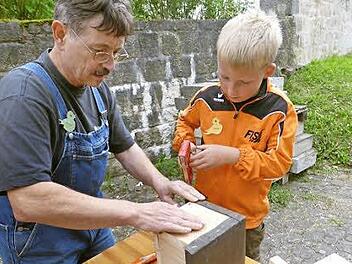 Unter fachmännischer Anleitung bauten die Kinder im Rahmen des Ferienprogramms Nistkästen.  Foto: Stefan Geiger