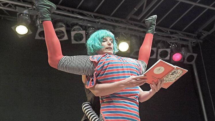 Jana Korb und Anja Gessenhardt bei der Kafka-Lektüre.