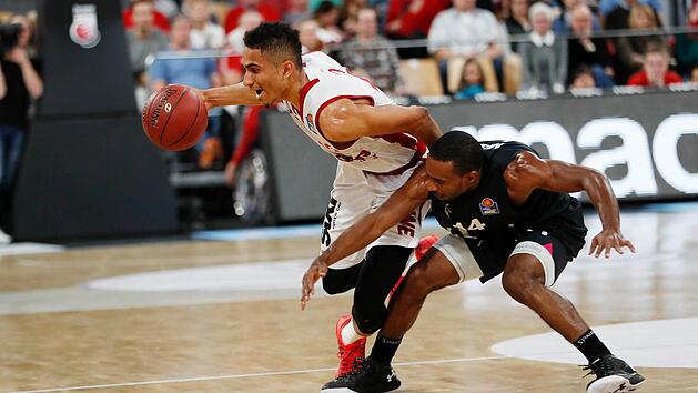Maodo Lo (mit Ball) im Duell mit Bonns Spielmacher Josh Mayo. Fotos: Daniel L&ouml;b
