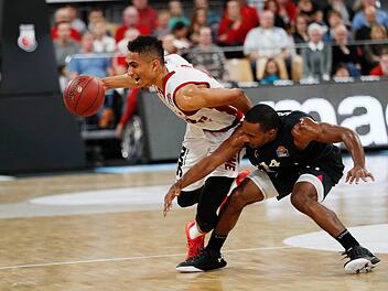 Maodo Lo (mit Ball) im Duell mit Bonns Spielmacher Josh Mayo. Fotos: Daniel Löb