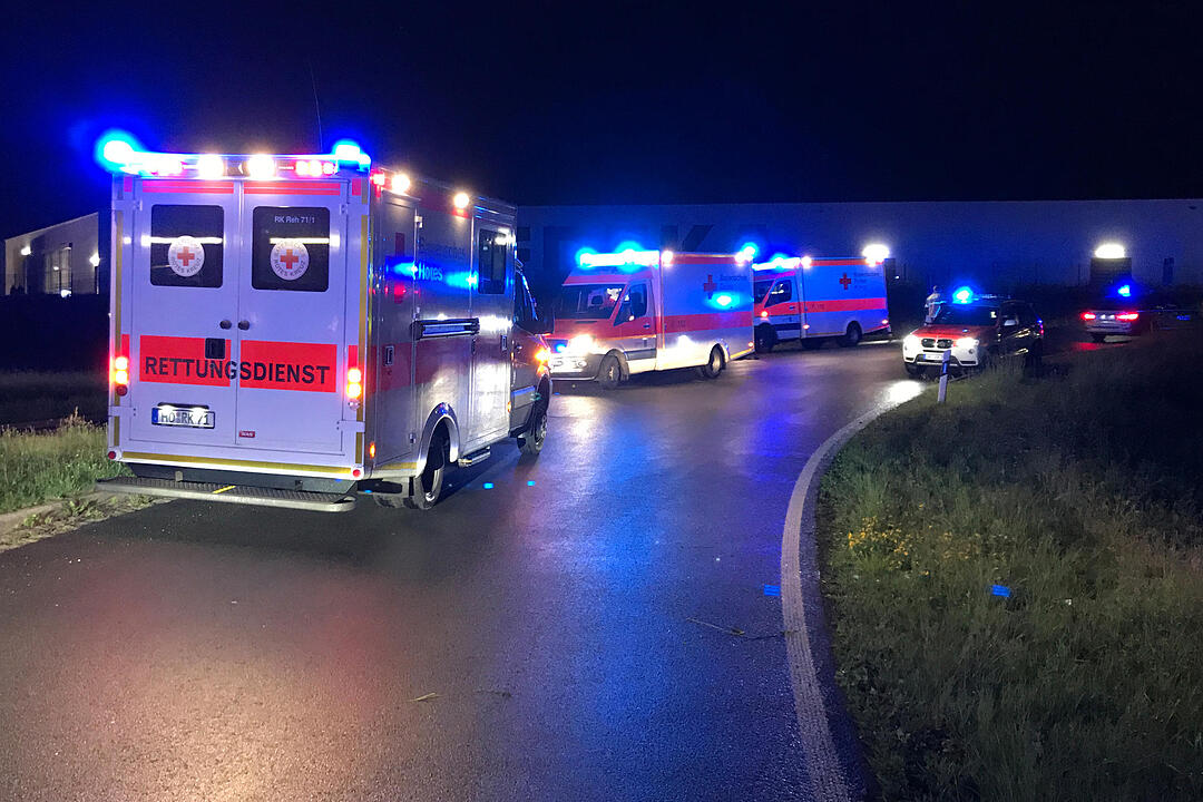 Auto kommt bei Hof von B15 ab