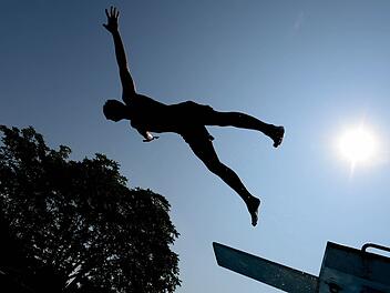 Zum Wochenstart klettern die Temperaturen - es wird heiß, sonnig und trocken. Eine Kaltfront könnte Abkühlung bringen - oder Gewitter. Foto: Ralf Hirschberger/dpa