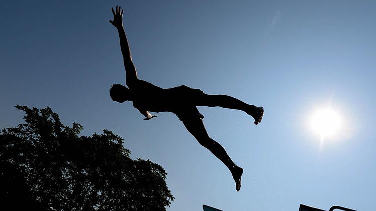 Zum Wochenstart klettern die Temperaturen - es wird heiß, sonnig und trocken. Eine Kaltfront könnte Abkühlung bringen - oder Gewitter. Foto: Ralf Hirschberger/dpa
